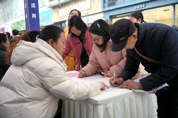 璧山：“春风行动”招聘会启幕 数字AI专区受欢迎(图1)